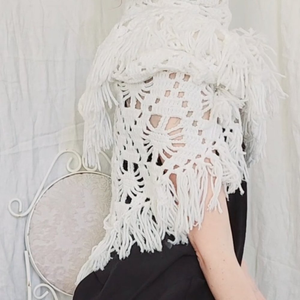 white cottagecore granny shawl, Vintage 1970 handmade fringe crochet shrug scarf - Picture 8 of 16